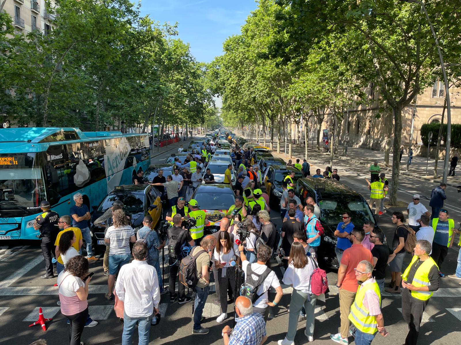 Taxi drivers blocking off Gran Via in the center of Barcelona on May 18, 2022 (by Cristina Tomàs White)
